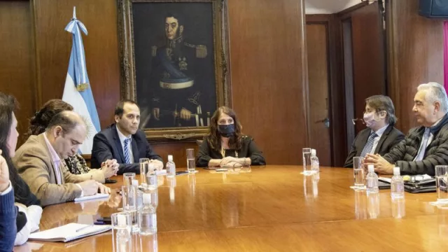 Salud y Comercio Interior se reunieron con el sector farmacéutico para abordar estrategias de trabajo conjunto en relación a precios y acceso a medicamentos