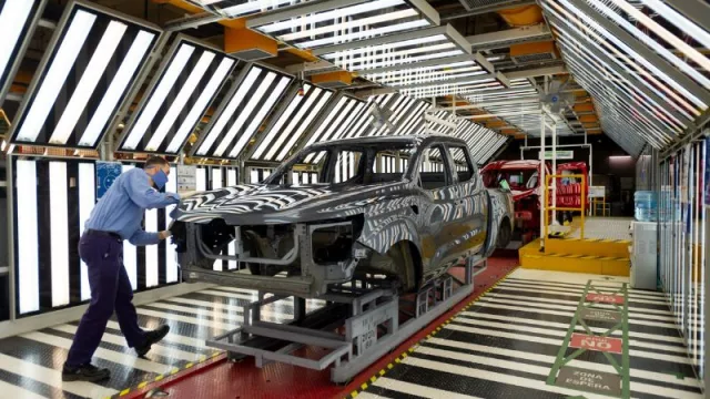 Automotrices ya frenan producción por falta de neumáticos