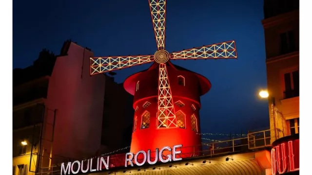 El Moulin Rouge podrá reservarse para pasar la noche en Airbnb por 1 euro