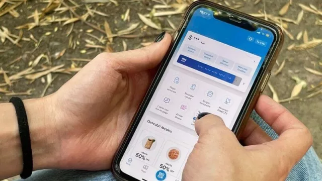 Pst, ¿adolescentes en tu casa? Mercado Pago lanza cuenta para ellos (lo anuncia con un video interactivo para “atrapar” dinero)