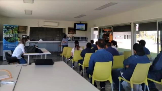 Capacitaron a operarios de la citrícola Arbolar SA para obtener el carnet de Manipulador de Alimentos