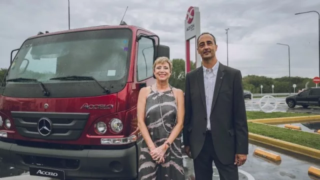 Se ha formado una pareja: Mercedes-Benz recomienda Axion para el cuidado del motor de sus buses y camiones