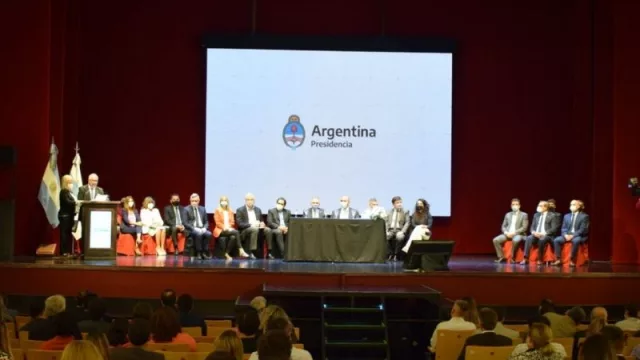 Argentina Programa: entregaron tarjetas de créditos con $ 100.000 a jóvenes emprendedores y programadores de Tucumán