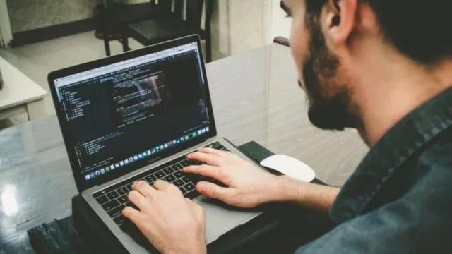 Prepárate para el mercado laboral: lanzan 500 becas para jóvenes programadores de todo el país