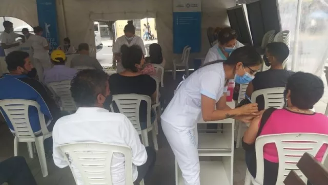 COVID-19 en Tucumán: a partir de hoy, las personas mayores de 40 años pueden colocarse el refuerzo 