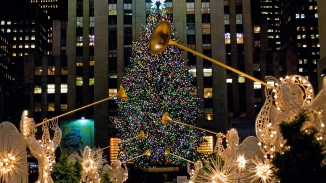 El rockefeller center de nueva york ya instaló su popular árbol de navidad