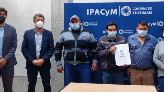 Se hizo la entrega de nuevas matrículas a cooperativas tucumanas dedicadas a la construcción y del sector gastronómico 