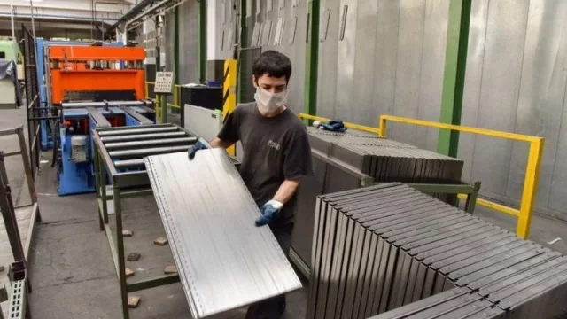 Cómo podés inscribirte en el programa “Te Sumo”: la iniciativa brinda beneficios a las pymes y a jóvenes de 18 a 24 años 