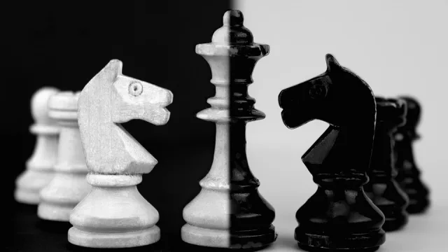 En un polo, Cristina Kirchner y su mirada donde el Estado resuelve y ordena las cosas; en el otro polo, Javier Mileí que dice que el Estado empeora toda actividad y roba a la gente...