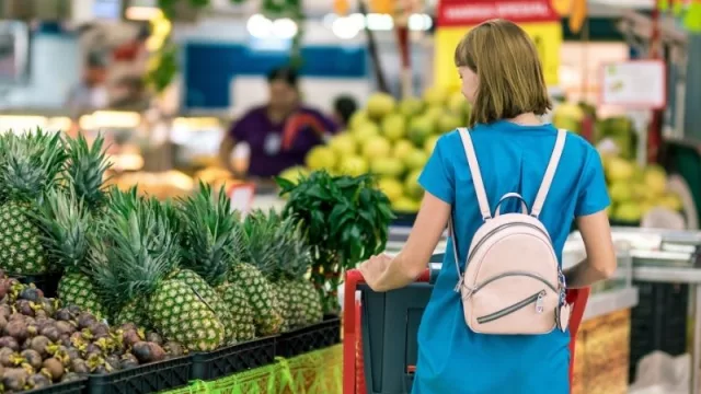 Food Coop BCN, el supermercado (colaborativo) al que te puedes hacer socio (y trabajar allí)