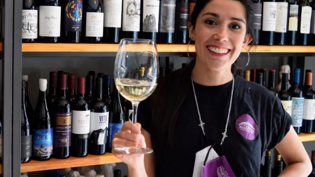 Alcurnia Wine Bar abrió sus puertas en plena pandemia: hoy su gran aliada es la vereda 