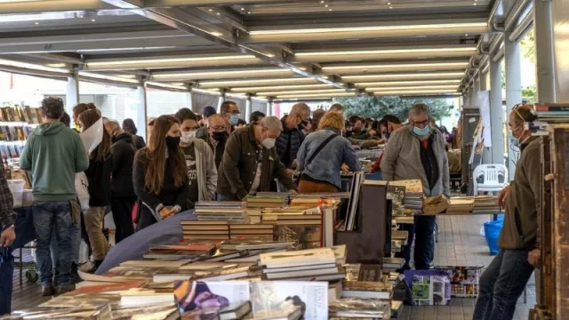 Los domingos barceloneses tienen sabor de libro (y otras cosas) en el mercado de Sant Antoni 