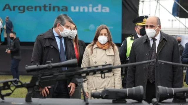 Autoridades provinciales incorporaron a 367 nuevos agentes (y entregaron más de 100 vehículos a la policía local)