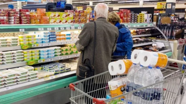 El consumo masivo se desplomó 8,4% en febrero y ya acumula 10 meses en terreno negativo