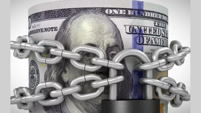 Efecto súper cepo: los depósitos en dólares cayeron más de u$s 2000 millones en un mes