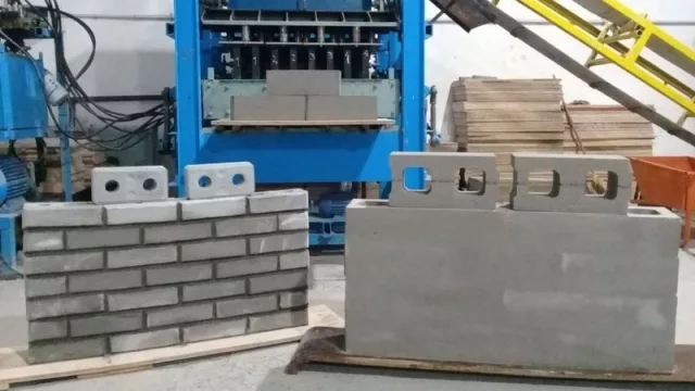 Cuidando el medio ambiente: una cooperativa produce ladrillos ecológicos para la construcción 