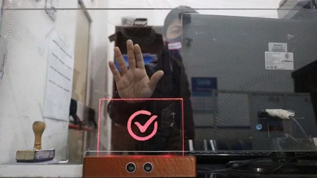 Desarrollan un novedoso dispositivo para mantener el distanciamiento social entre tucumanos