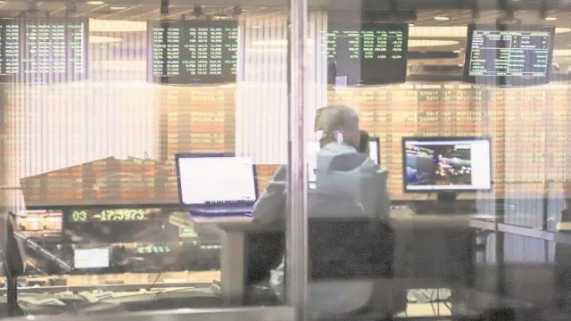 Cayó a la mitad en junio el volumen negociado de acciones en la Bolsa