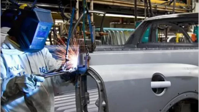 Se desplomó 30,6% la industria en abril y marcó el mínimo productivo en 17 años