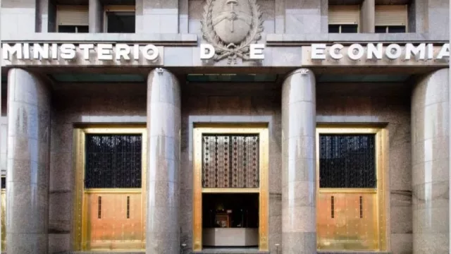 Por el efecto del coronavirus, el gasto público de marzo creció más del doble que los ingresos