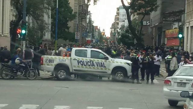 La imagen que nadie quería ver: los más vulnerables aglomerados en los bancos para poder cobrar 