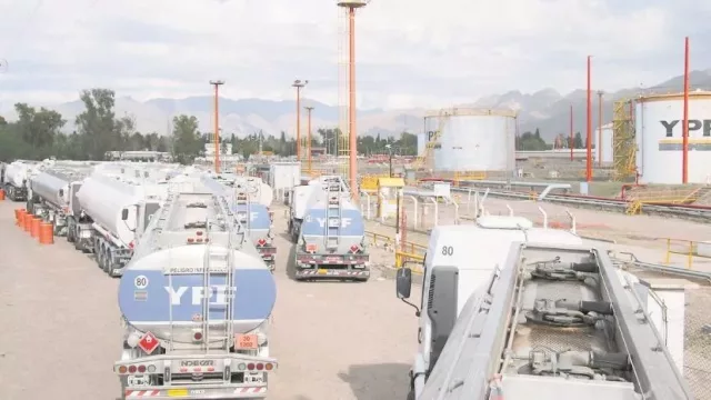 Coronavirus: caen hasta 80% las ventas de combustibles y hasta un 20% la demanda de energía eléctrica