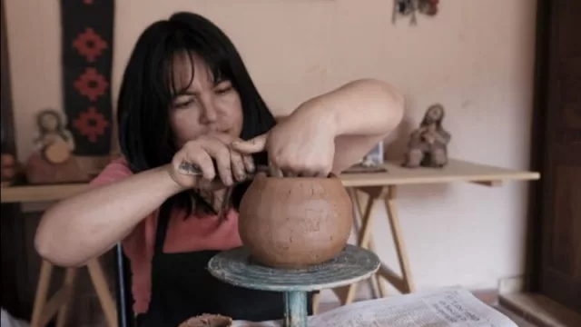 Esquilar llamas o aprender de arcilla: 5 experiencias de Pueblos Originales 