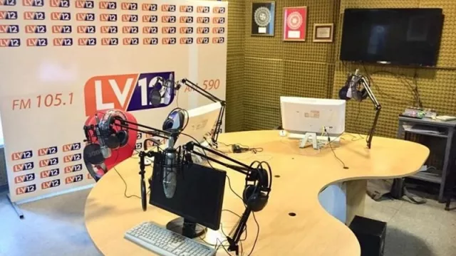 ¿Cierra? Los trabajadores de la radio LV12 exigen que se les paguen sus salarios 