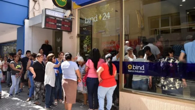 ¿Por qué las entidades bancarias de Tucumán descontaron parte del bono extraordinario a los beneficiarios?