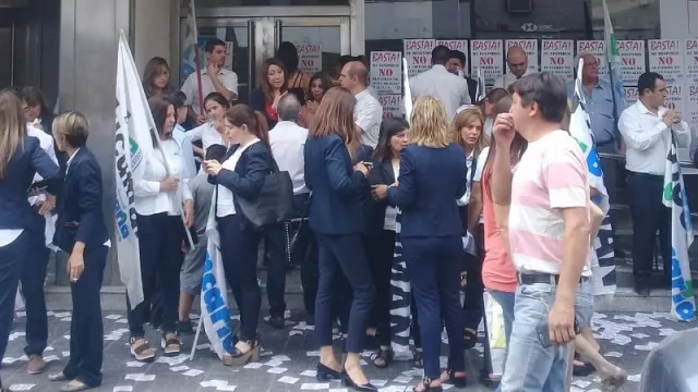 El Banco HSBC de Tucumán tomó la medida de parar con sus actividades en solidaridad por los despidos y cierres de sucursales del país 