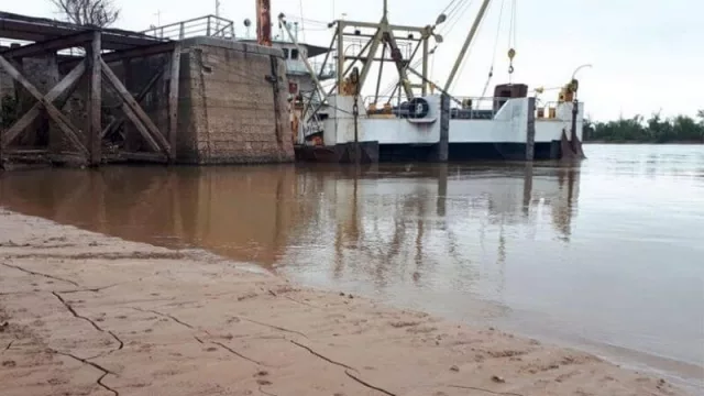 Por la bajante de los ríos siguen sin ingresar a Chaco las barcazas con combustible 