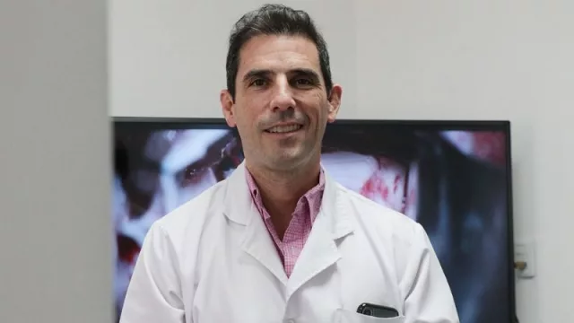 Diseñaron un sistema económico que logra filmar cirugías en 3D con cualquier microscopio