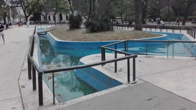 Estado de abandono: la triste imagen de unas de las principales plazas de Barrio Norte