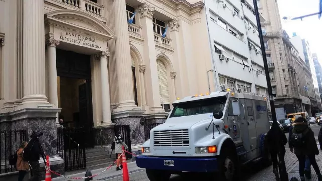 Aminoraron la baja de reservas y la salida de dólares de los bancos