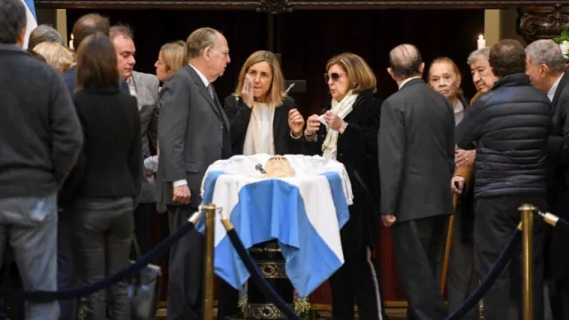 Con fuerte presencia de dirigentes políticos, velaron a De la Rúa en el Congreso de la Nación