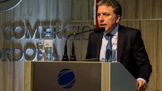 “No nos enamoramos de un dólar a $ 45” (las definiciones de Dujovne en la Bolsa de Córdoba)