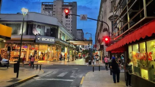 ¿Abren los comercios tucumanos en los feriados de la semana que viene?