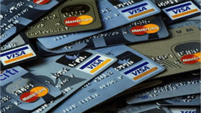 Crece la mora en tarjetas de crédito y los clientes refinancian saldos