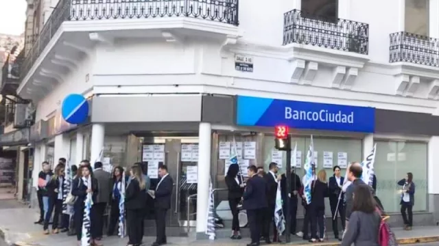 Un despido y una protesta de La Bancaria paralizaron la normal actividad del Banco Ciudad en Tucumán