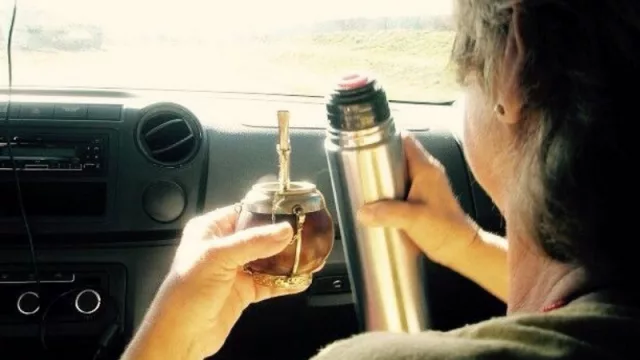 ¿A cuánto asciende el monto de la multa que los tucumanos podrían pagar por manejar tomando mates?