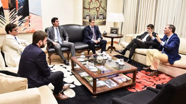 Urtubey recibió a autoridades de Refinor y le prometieron preservar a los trabajadores