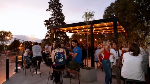 Antares ya abrió en Neuquén, una cerveza artesanal que propone un destacado espacio 