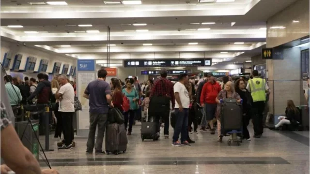 Paro de Aerolíneas y Austral: más de 40.000 pasajeros se quedan sin viajar