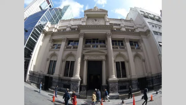 La política de emisión cero frenó al dólar pero todavía enfrenta riesgos