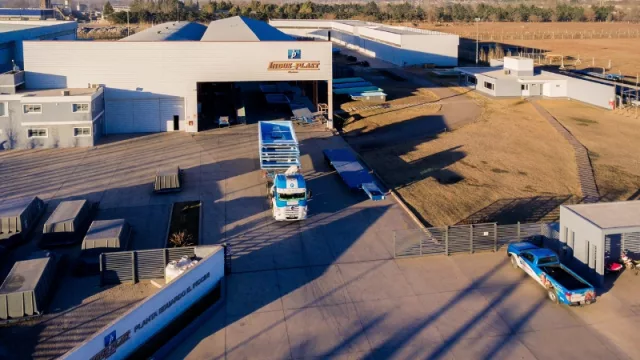 Indusplast, los reyes de las piscinas, desembarcan en UY