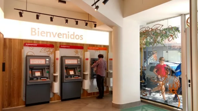 ¿Así serán los bancos del futuro? Estuvimos en la sucursal del Galicia sin cajas, con dos azafatas y un Starbucks