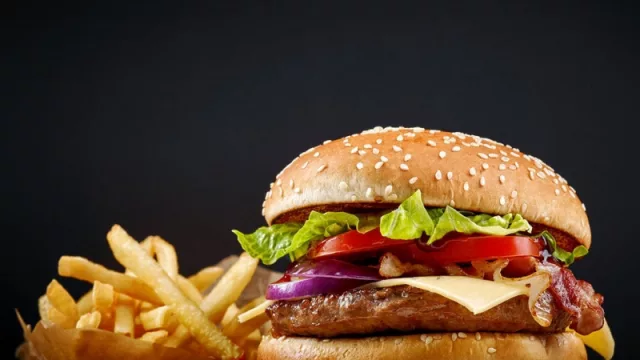 Denuncian a una importante cadena multinacional de hamburguesas por publicidad “estigmatizante” y disponen suspender su campaña