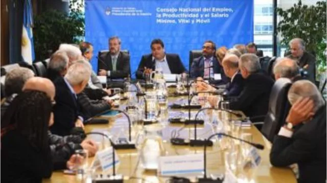 El nuevo salario mínimo será de$ 12.500 pero recién en diez meses