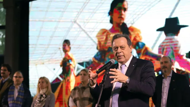 Santos firmó un acuerdo con el sector hotelero para mantener los precios