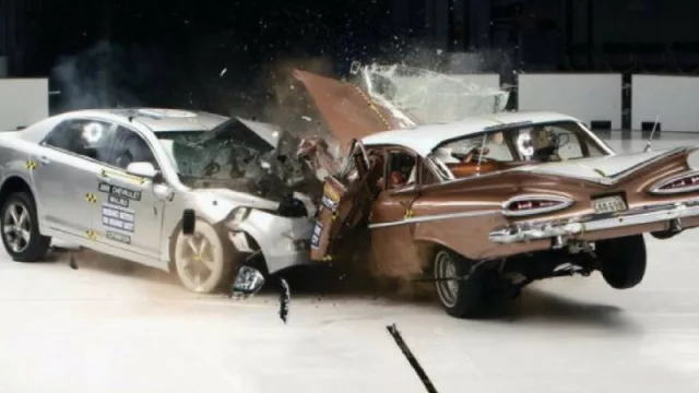 ¿Qué pasa si choca un auto actual con uno de hace 50 años?